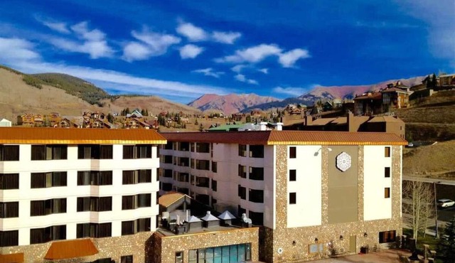Studio Perfect Location 322 with Pool and Hot Tub