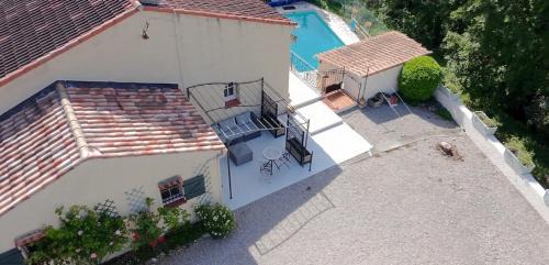 Studio, piscine, calme, à proximité du village