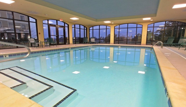 Studio | Pool. Free Breakfast. Gym + Indoor pool