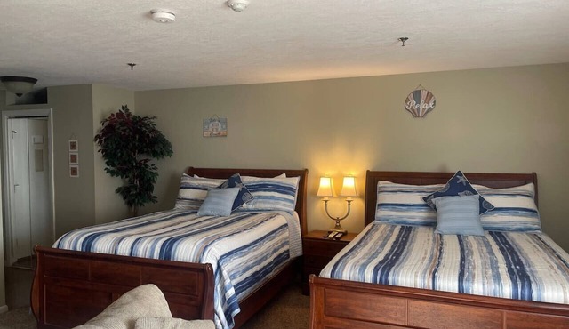 Studio, Pool, restaurants, close to everything!