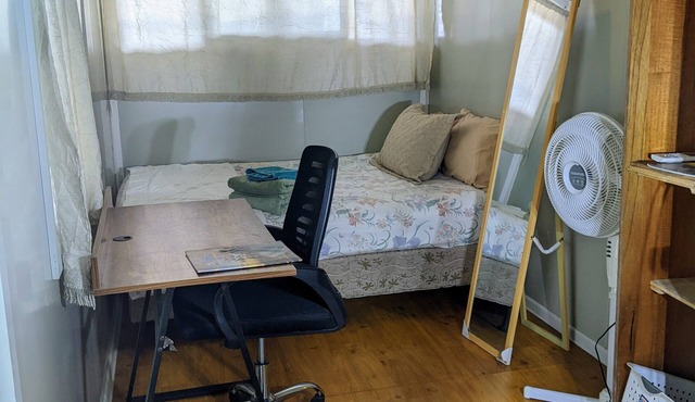 Studio Prefab Beach House air-conditioned, hot shower, Easy access & Wifi