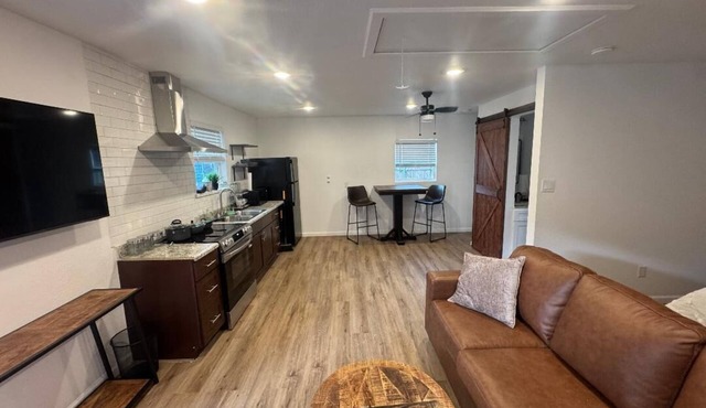 " Studio- Quick Drive to TCU, Stockyards, Museums & Dickies Arena"
