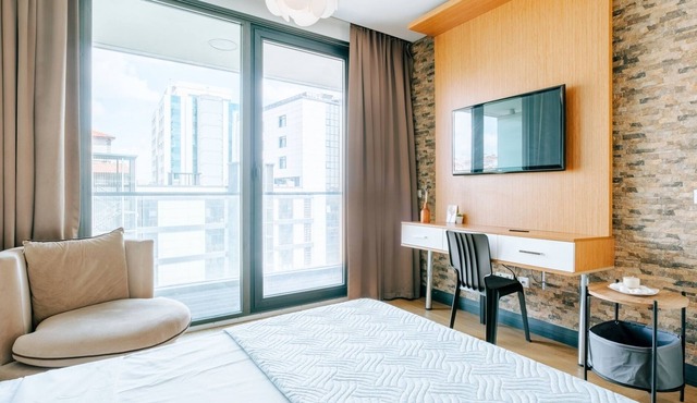 Studio Residence w Balcony Near Metro and Malls