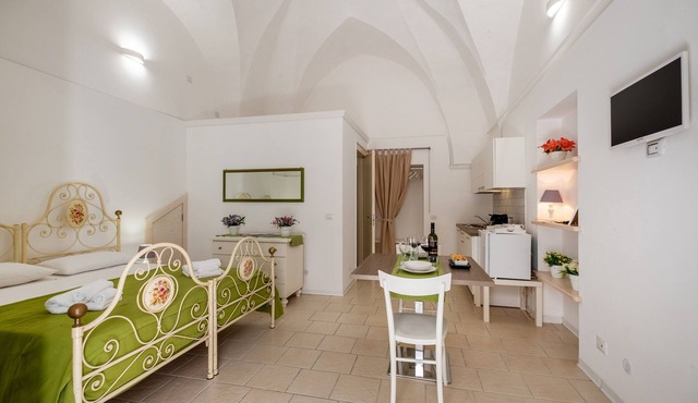 Studio 'Residenza Isabella 2' close to City Centre with Garden & Air Conitioning