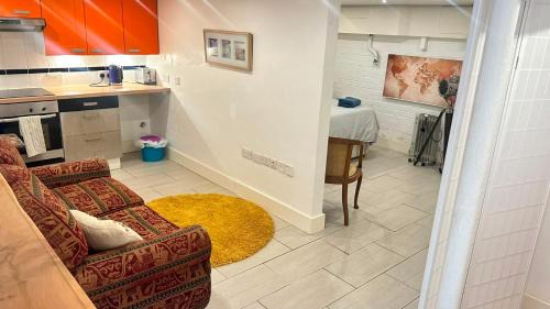 Studio Retreat and Private Garden with Own Entrance