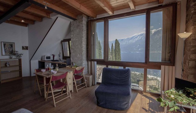 Studio rustically furnished, overlooking lake and with terrace