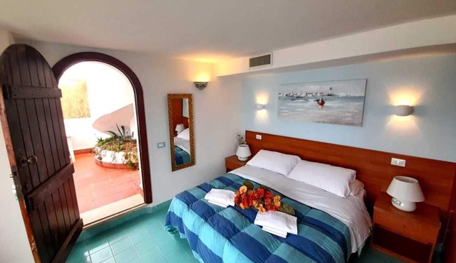 Studio, sea front, terrace, private beach access (Orchidea)