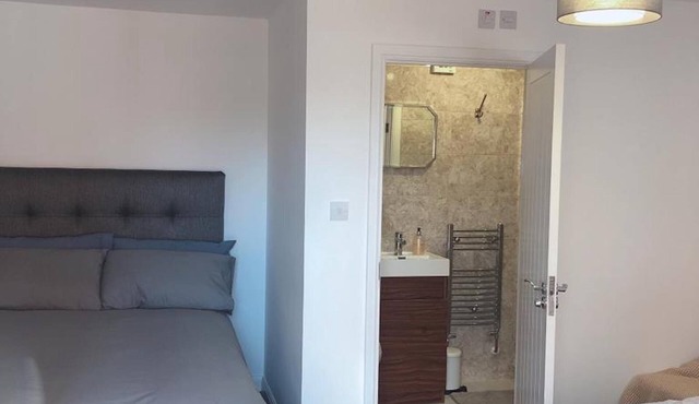 Studio Self contained flat free Parking