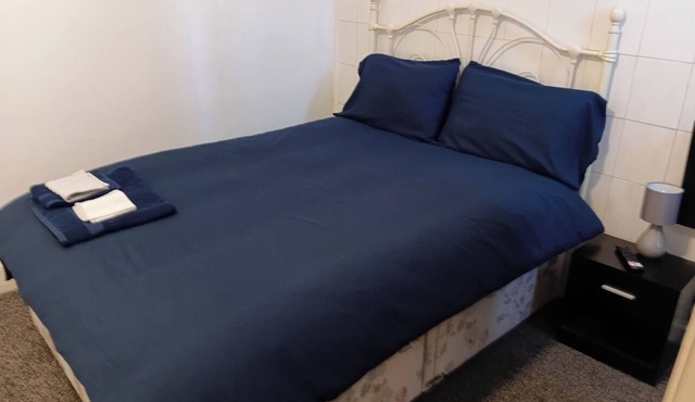 Studio Sleeps 2 Near Priory Woods