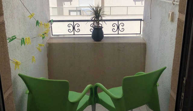 Studio Sleeps 2 with Balcony & Free Parking
