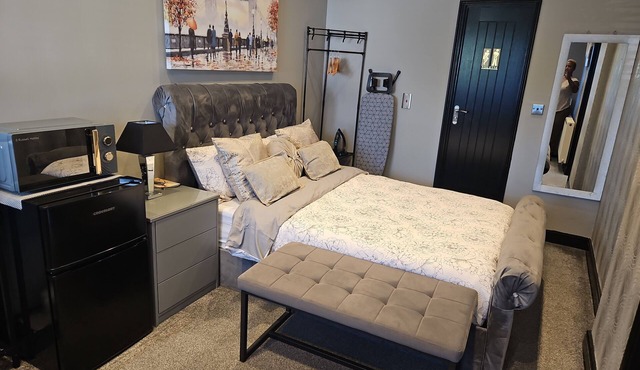 Studio Sleeps 2 with Free Parking