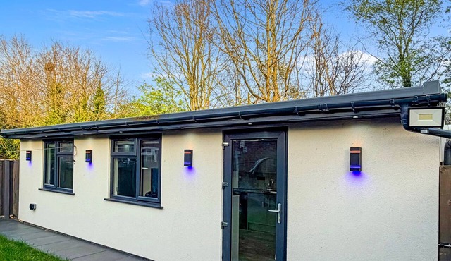 Studio - Sleeps 3 - Aircon - Parking - Pets