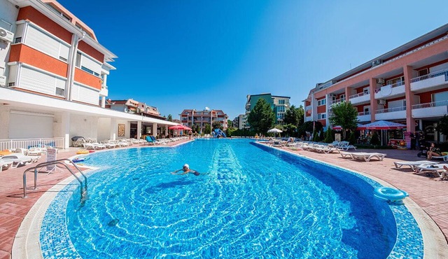 Studio - Sleeps 4 & Access to Pools