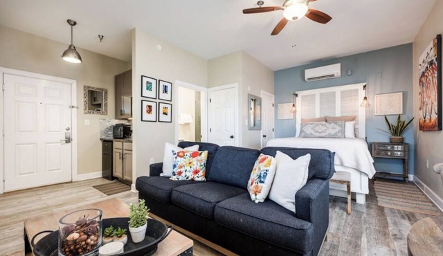 Studio~Sleeps 4~Walk to the beach!