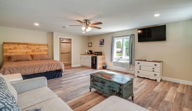 Studio Stay w/Deck in Missouri Wine Country