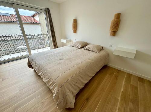 Studio suite climatisé avec balcon, kitchenette équipée, douche, baignoire, wc et bureau