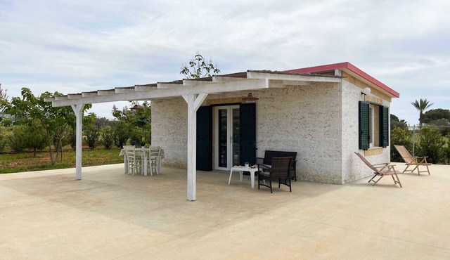 Studio surrounded by greenery in Capilungo – Just steps from the sea