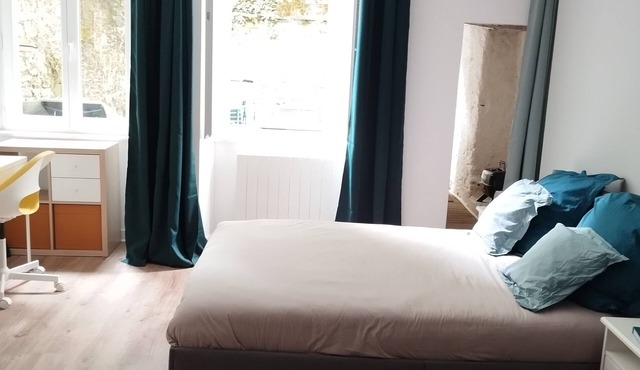Studio terrace in town center near pedestrian streets, port, restaurants.