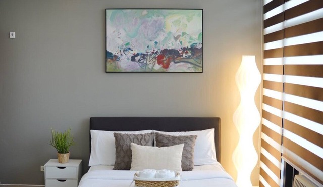 Studio type Condo with City View, FAST WIFI, 55” TV, Gym, Pool, & near Nightlife