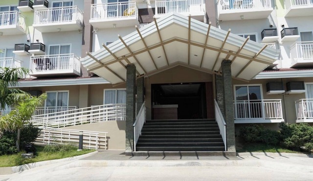 Studio unit with balcony can accommodate 6 guest and it is near the airport.