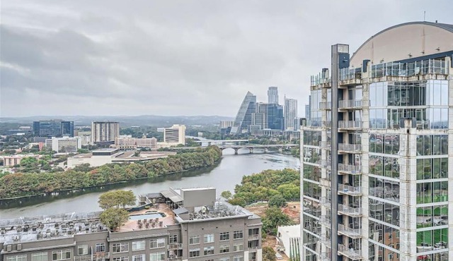 Studio + Views +Rooftop pool |Rainey St