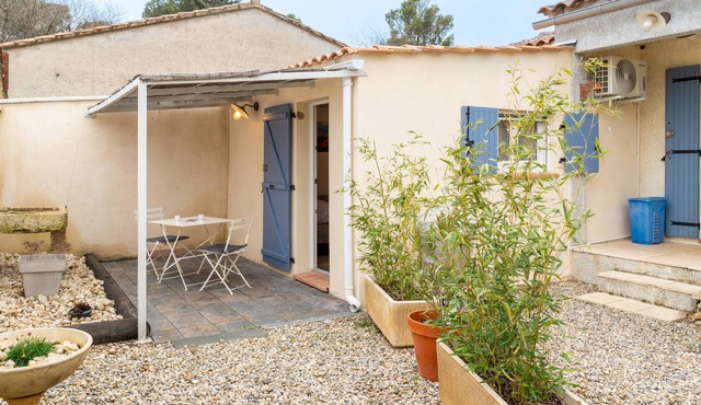 Studio "Villa Loriol du Comtat" with Shared Pool and Private Terrace