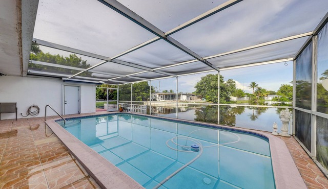 Studio w/Pool Access, 3 Mi to Hard Rock Stadium!