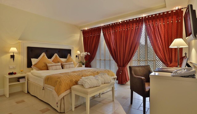 Studio with 2 bedrooms, kitchenette, and 2 bathrooms