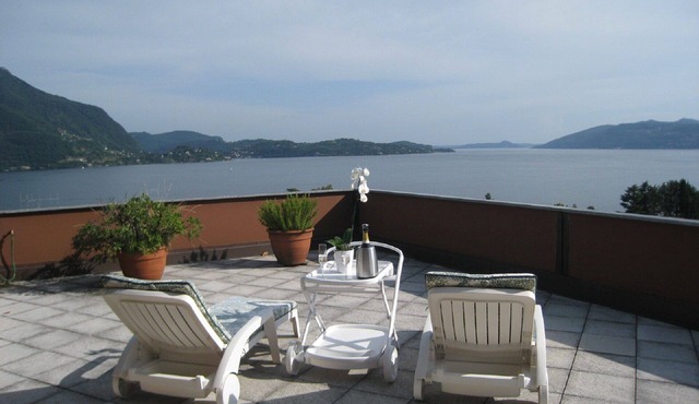 Studio with a breathtaking view of Lake Maggiore, incl. 1 PP Ged.