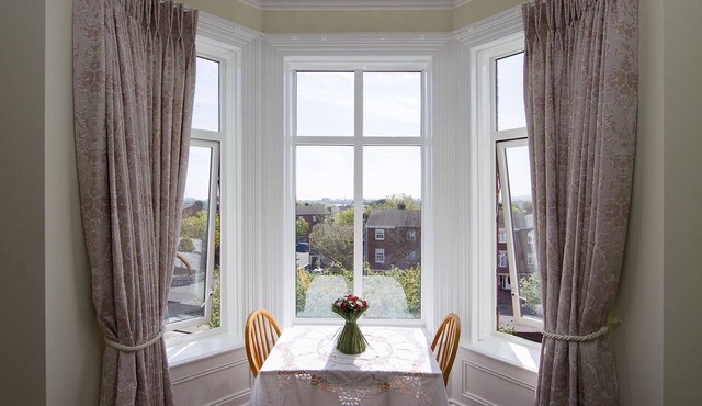 Studio with a view over Dublin, walking distance to city & Dublin Zoo 10 min