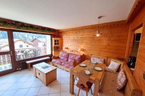 Studio with balcony in the heart of the village