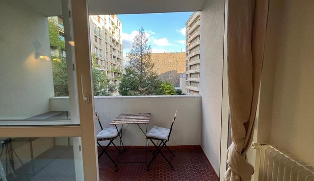 Studio with Balcony 800m to Trocadéro and Tour Eiffel