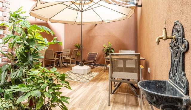 Studio with Balcony Backyard 6 min to Bull Statue