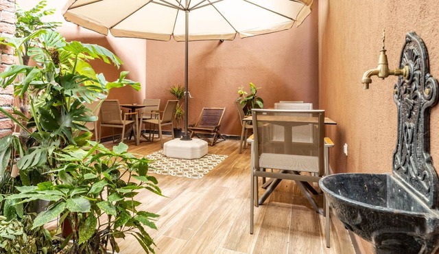 Studio with Balcony Backyard 6 min to Bull Statue