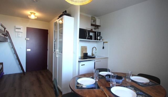 Studio with balcony on 7th floor, practical amenities