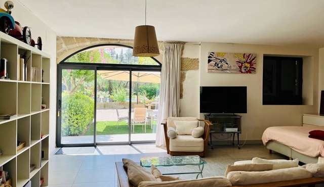 Studio with garden in the heart of Provence