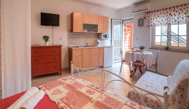 Studio with internet access, near the sea