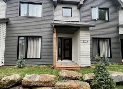 Studio with king bed, sofa bed and terrace Mont-Tremblant