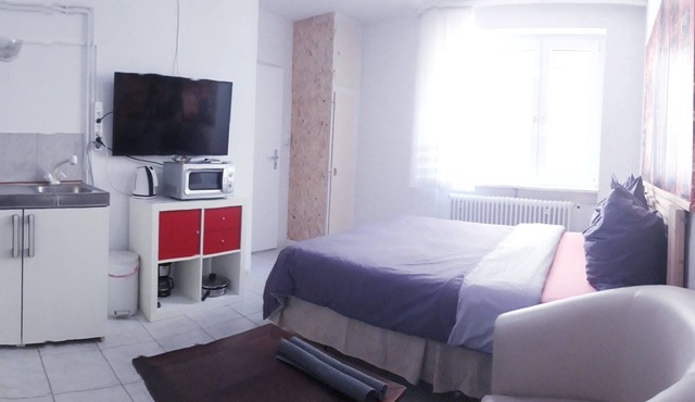 Studio with large Bathroom, sleeps 2