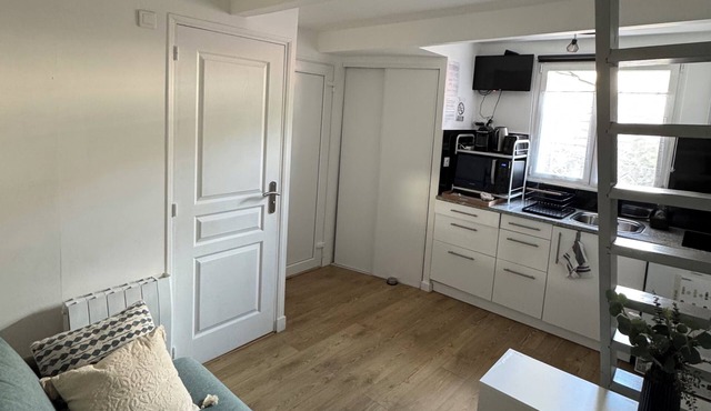 Studio with mezzanine, fast Wi-Fi, 5 min from train station, 30 min from Paris