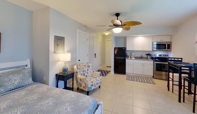 Studio with Patio - Turtle Cove - Welcome to our stunning, newly renovated studio condo!