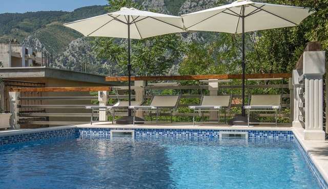 Studio With Pool Access Near Old Town Kotor