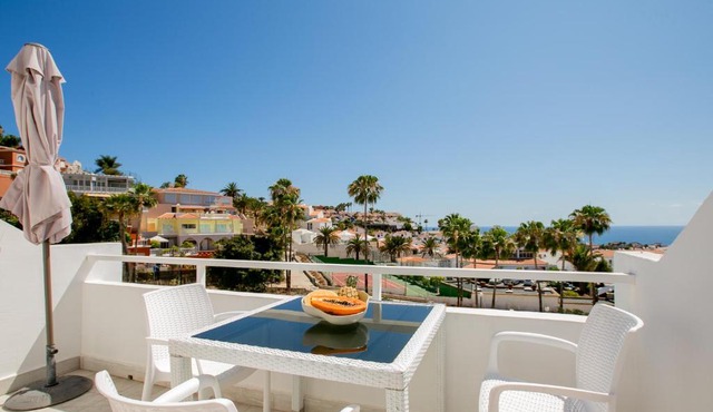 Studio with sea view Island Village