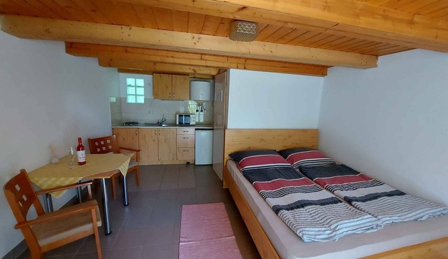 Studio with shaded garden, air conditioning and internet