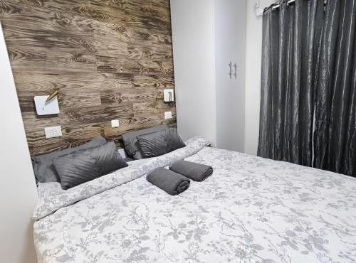 Studio with Terrace & Free Parking