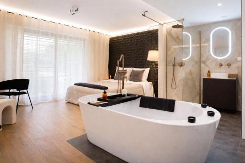 StudioLuxCannes - Suite premium avec baignoire à Cannes, plage à 2 min et Palais des Festivals