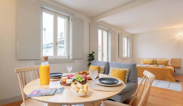 Studios & Spacious T4 with Garden by HostWise