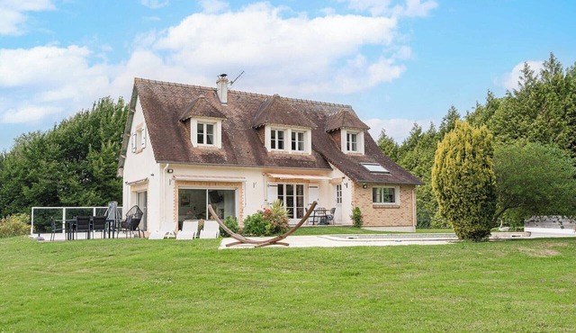 Stunning house with swimming pool and padel court