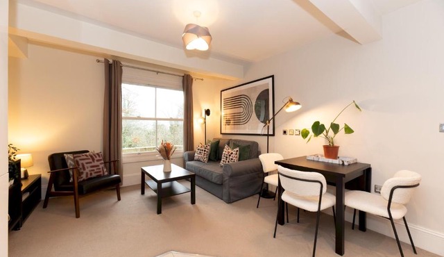 Stunning 1 BR Surbiton with views, near station - Pass the Keys