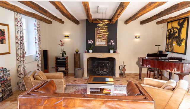 Stunning 17th century farm house, close to Paris and Versailles, with pool!